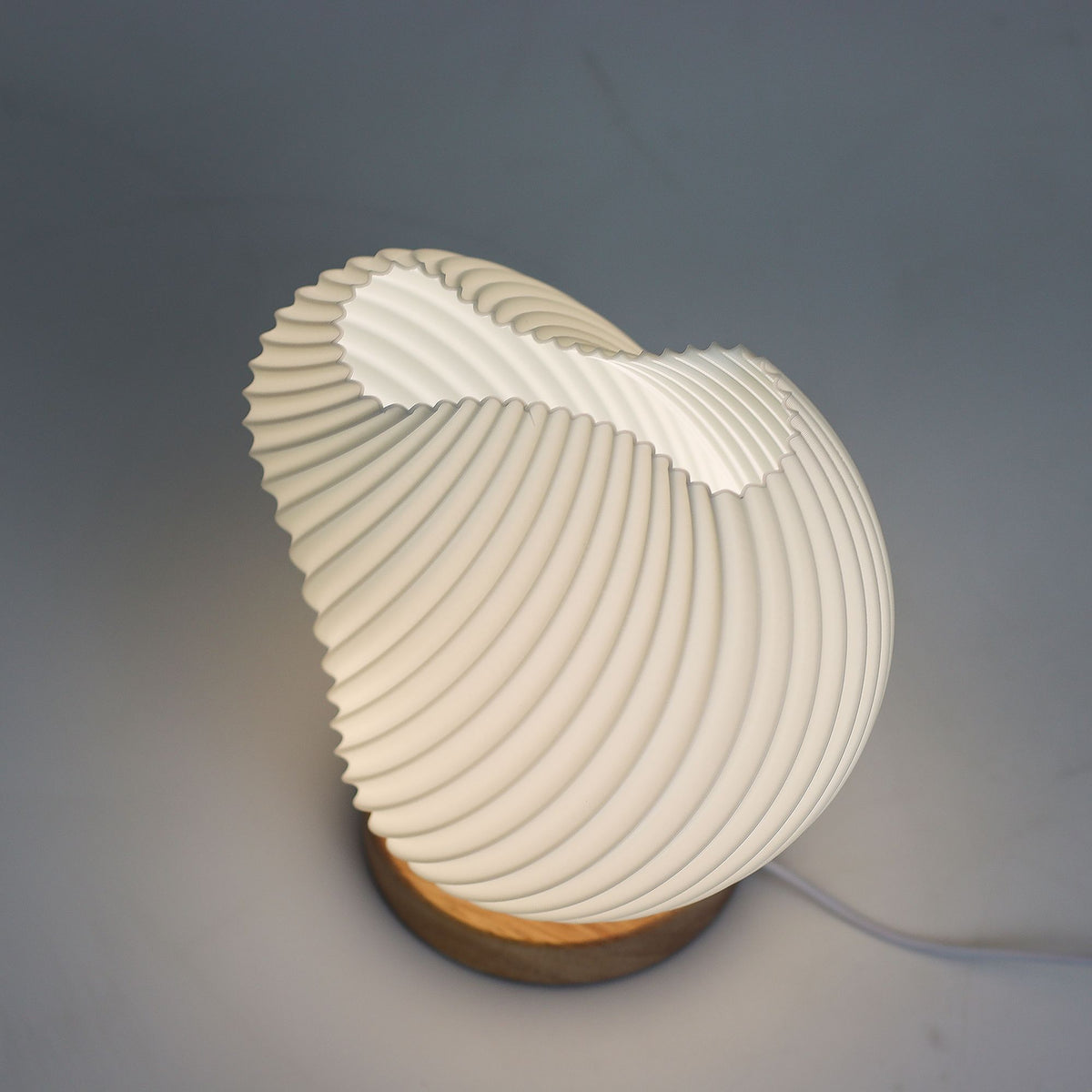 MAVYSSA HOME | Designová USB lampička Mořská mušle – originální fotografie AW 2