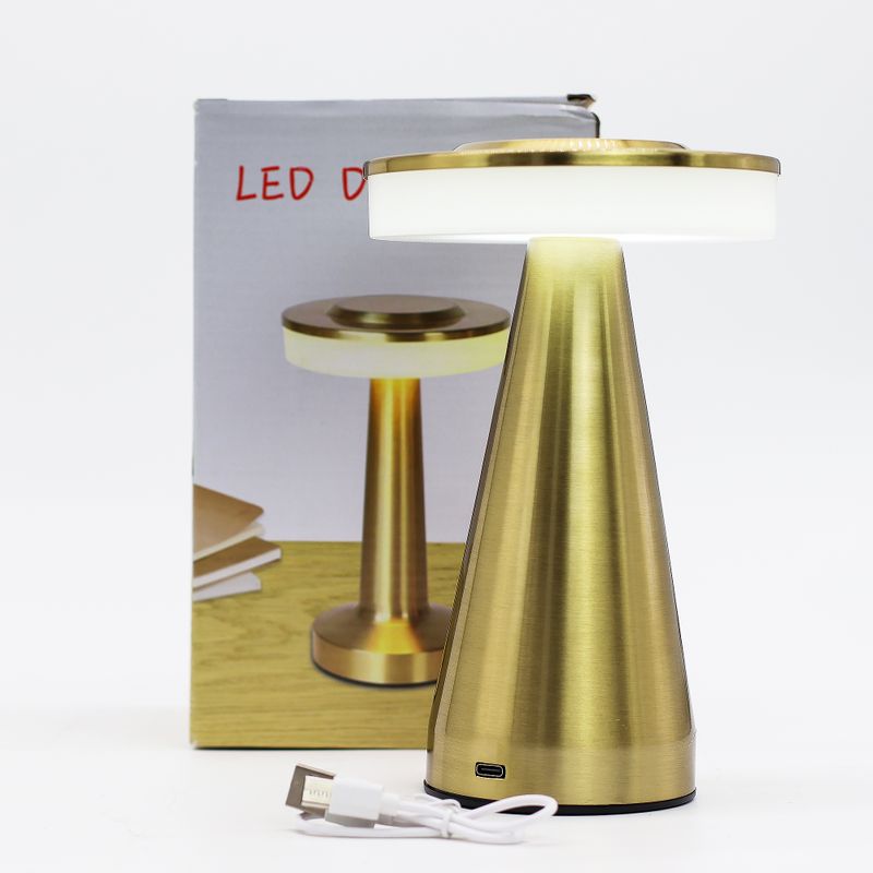 Zlatá LED lampička, rozsvícená